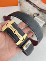 品名： 爱玛仕.Hermes腰带·皮带·原单 型号：挂扣，经典纯钢材质扣头，双面头层牛皮，图片实物拍摄 材料：双面头层牛皮，挂扣系列，纯钢材质扣