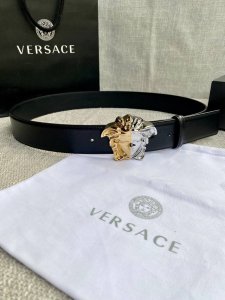 宽度4.0Cm Versace 范思哲 此款山羊皮腰带的搭扣饰有品牌标志性的金 银色闪光Virtus五金配件。