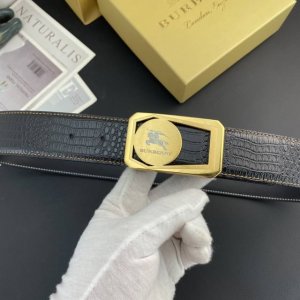 特 P180 品牌： 巴宝莉 新款进口3. 8平滑头层小牛皮，手感细腻柔软。搭配纯钢精品平滑钢扣，男士必备！宽度： 3. 8Cm平滑钢扣