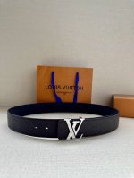 Lv 4.0宽 奢华款现代 Taurillon 皮革，饰以雅致大方的标志性 Lv 首字母。柔软结实的皮带，可搭配从礼服到休闲装各种服饰 双面Taurillon