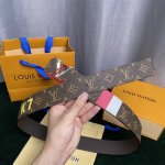 配全套包装礼盒 寬度：40Mm Lv Pyrmide Truck L Oeii雙面腰帶 以品牌經典元素烘托醒目的數字印花原廠面料 內襯小牛皮內裡 搭配經典圓形五