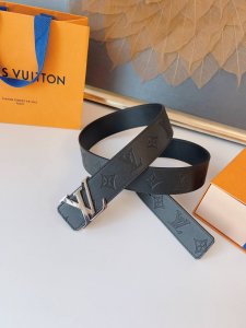特 L0Uis Vuit0N最新面料 新品原单腰带老鼠货 宽度4.0Cm 编码M0717 以进口天然小牛皮材质饰有标志性的精密压纹精品字母搭扣时尚 新潮尽显个性