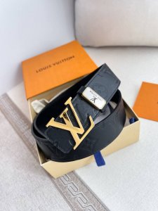 品名： Lv..路易..威登腰带皮带原单 型号：挂扣，经典纯钢材质挂扣，头层牛皮，图片实物拍摄 材料：头层牛皮，挂扣系列，纯钢材质扣头，钯镀电镀工艺永不掉色。原