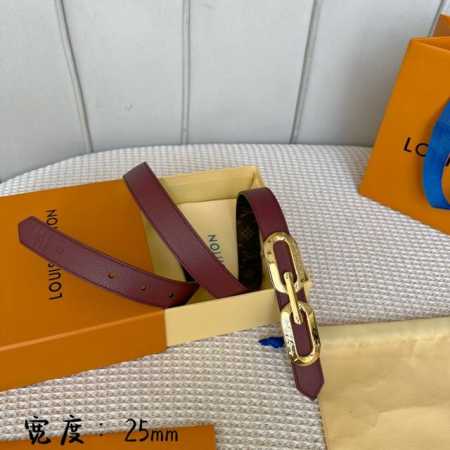 雙面用女士原單腰帶 寬度25毫米 雙面可用 正面為新型的絲印效果 柔軟的荔枝紋小牛皮做底 搭配細緻華麗的字母搭扣 - 点击图像关闭