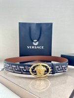 宽度4.0Cm Versace 范思哲 这款柔软鳄鱼皮饰带搭配一枚椭圆形美杜莎带扣。腰带饰有一枚金属圈环，宛如点睛之笔，本季标志性的Versace饰件点缀其上，
