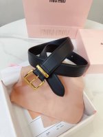 特 缪缪Miumiu专柜新款 这款皮革腰带是提升别致造型品味的理想之选。醒目的刻字五金徽标搭配方型针扣，手感柔软细腻的小牛皮。非常时尚百搭 宽:3.5Cm