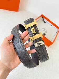 品名： 爱玛仕.Hermes腰带 皮带 原单 型号：挂扣，经典纯钢材质扣头，双面头层牛皮，图片实物拍摄 材料：双面头层牛皮，挂扣系列，纯钢材质扣头，镀钯电镀工艺