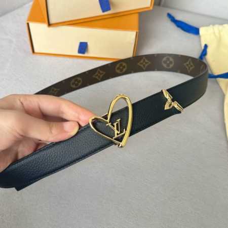 寬：30Mm 驢家新品 特別限定女士腰帶 皮帶採用雙面設計 帶身帆布面襯托荔枝紋牛皮 全新搭扣以金色金屬打造 飾以與皮帶同色的心型搭扣 末端則以琺瑯花卉圖案完美 - 点击图像关闭