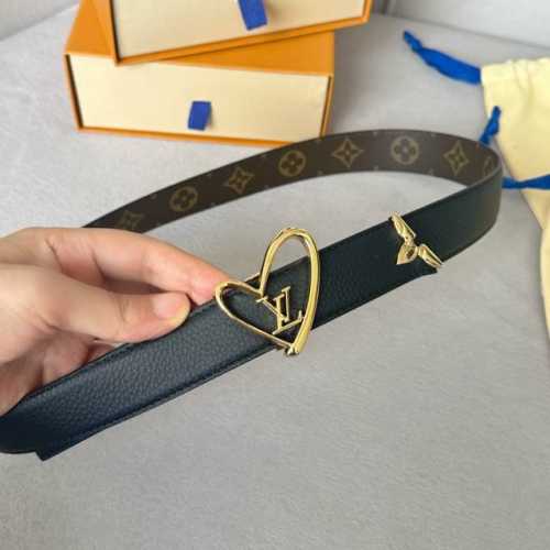 寬：30Mm 驢家新品 特別限定女士腰帶 皮帶採用雙面設計 帶身帆布面襯托荔枝紋牛皮 全新搭扣以金色金屬打造 飾以與皮帶同色的心型搭扣 末端則以琺瑯花卉圖案完美