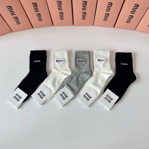 特 配专柜包装 Miumiu 缪缪 新款刺绣中长款堆堆袜袜子！一盒五双，专柜同步筒袜袜子，大牌出街，潮人必备超好搭