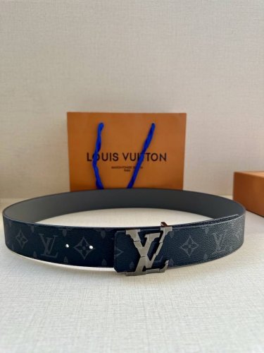 代购级 Lv男士腰带 本款 4.0宽 Lv Initiales 双面腰带拼合经典 Monogram 帆布和素色皮革，搭配中央 Lv 字母搭扣，为路易威登爱好者提