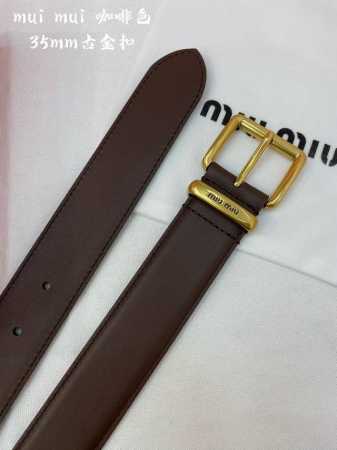 Miumiu 缪缪 23 金属搭扣. 腰带环饰有激光雕刻徽标，这款皮革腰带设计简约而优雅 ，腰带伴环以miu Miu徽标 进口牛皮腰带 3.5Cm - 点击图像关闭
