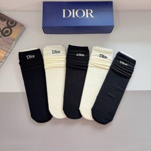 配包装 一盒5双 Dior 迪奥高版本刺绣小腿直板袜子 纯棉面料，潮人必备 经典长筒袜，个性时尚百搭款，你值得拥有哦超柔软材质，舒适透气，时尚百搭款