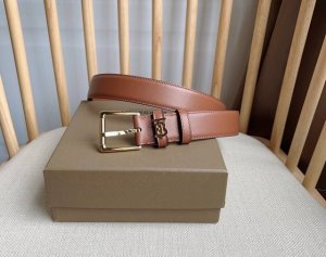 新款 Burberry 巴宝莉专柜同步上新意大利精制的腰带 选用光滑皮革制成 搭配精美的亮泽Thomas Burberry专属标识设计 宽:3.0Cm 精致优雅
