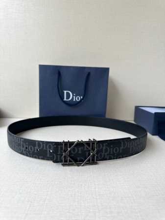 Dior 宽度3.5Cm 这款不锈钢金属腰带扣、是季节男装系列新品，展现 Dior 经典的藤格纹图案。可与各式35毫米腰带搭配，彰显经典风格。 - 点击图像关闭