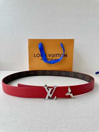 本款3.0宽Pretty Lv 双面腰带以华美皮革和 Monogram 帆布演绎两式风尚，凝聚工艺淬炼和创意巧思。莹泽金属雕琢 Lv Initiales 搭扣和 - 点击图像关闭