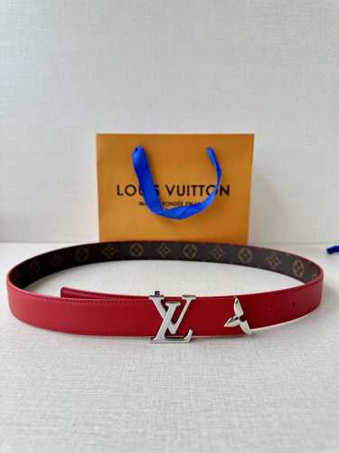 本款3.0宽Pretty Lv 双面腰带以华美皮革和 Monogram 帆布演绎两式风尚，凝聚工艺淬炼和创意巧思。莹泽金属雕琢 Lv Initiales 搭扣和