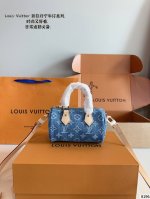 配礼盒 Lv Sunset丹宁牛仔枕头 可单肩可斜挎 真的好随性，布料柔软随意，更好搭。 颜色也没有那么刻意，非常自然的水洗牛仔，真的是一眼爱上。 别看小小的，