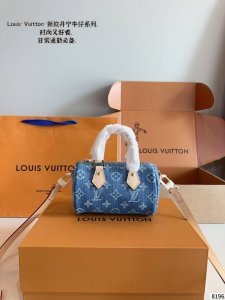 配礼盒 Lv Sunset丹宁牛仔枕头 可单肩可斜挎 真的好随性，布料柔软随意，更好搭。 颜色也没有那么刻意，非常自然的水洗牛仔，真的是一眼爱上。 别看小小的，