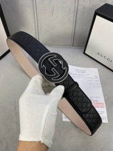 宽度4.0Cm Gucci 互扣式双G钢扣腰带，采用热压印技术的Gucci Signature皮革精制而成，触感厚实，印花图案清晰分明。