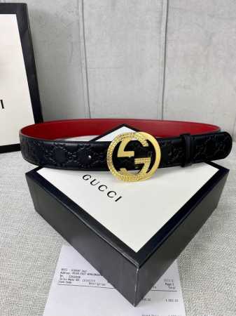 带宽4.0Cm Gucci 互扣式双G腰带，采用热压印技术的Gucci Signature皮革精制而成，巧妙搭配枣红色头层牛皮 触感厚实，印花图案清晰分明。五金 - 点击图像关闭