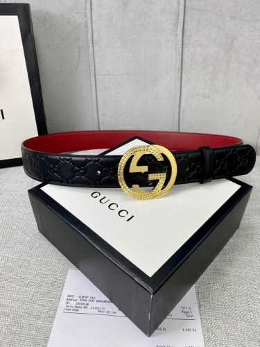 带宽4.0Cm Gucci 互扣式双G腰带，采用热压印技术的Gucci Signature皮革精制而成，巧妙搭配枣红色头层牛皮 触感厚实，印花图案清晰分明。五金