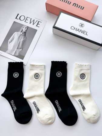配包装 一盒4双 Chanel 香奈儿 经典字母 Logo羊绒 中筒袜 ！超级软糯亲肤！ Ins爆款！专柜在售Ing 好看到爆炸 ！超高品质！经典不过时！潮人必 - 点击图像关闭
