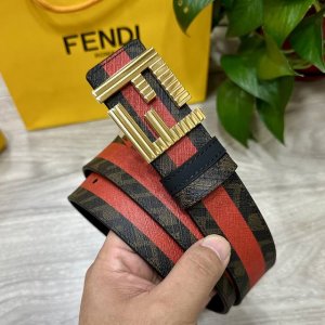 Fendi 芬迪 专柜同款 宽4.0Cm 双环正反用腰带 F按钉搭扣 黑色Cuoio Romano皮革材质 反面面料带有烟草黄和黑色Ff图案 黑色珐琅金属饰面