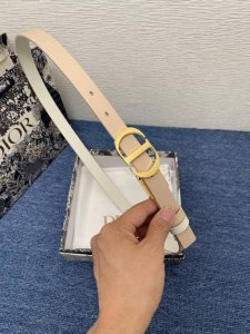迪奥550 2.0 特 这款 Montaigne Avenue 腰带从同名手袋汲取灵感，采用黑色光滑 牛皮革精心制作，质感柔软，设计优雅，饰以富有光泽的新款金色