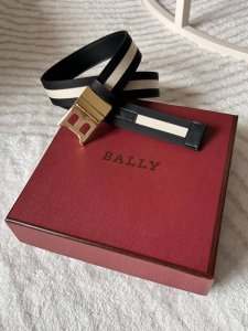 特 Bally 巴利专柜同款 男士时尚布配皮双用腰带 宽 3.4Cm Tamal 融入了永恒经典的 Bally 黑白条纹，且具有充满现代感。固定式双面设计加上别