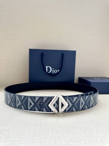 宽度4.0Cm 这款腰带扣采用全新的 Cd Diamond 标志造型，以不锈钢金属覆层精心打造。可与各式 40 毫米腰带搭配，打造个性造型。