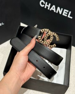 Chanel经典双C皮带腰带新款金色搭配小牛皮皮带身，质感满分，简直身春日里的点睛之笔，皮带直径3.0Cm