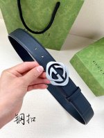 皮带宽度3.8Cmgucci在春夏系列，品牌标志性的双G菱形钢扣标识经重新诠释后，以光彩夺目的金色调呈现在这款男士黑色光面皮革腰带上。
