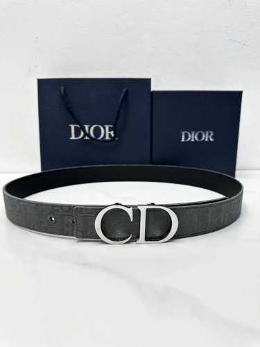 宽度3.5Cm Dior 这款 35 毫米双面腰带结合典雅气质与摩登风范。双面设计，一面采用深灰色 Oblique 印花面料，另一面采用同色调粒面牛皮革。可搭配