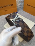 配送专柜全套礼盒包装。 Lv：此款腰带采用双面设计，一侧为风格休闲的Damier，另一侧为头层小牛皮底，搭配原单刚扣，原产皮料定制，专柜宽度4:0
