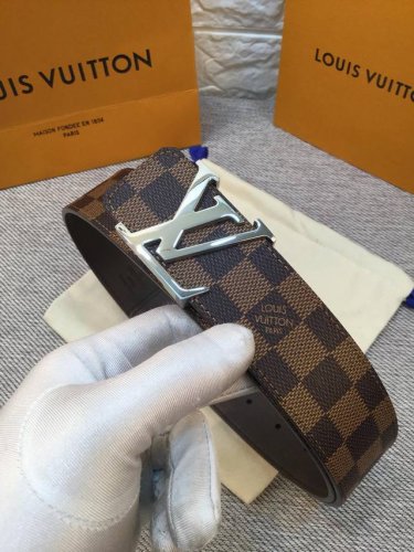 配送专柜全套礼盒包装。 Lv：此款腰带采用双面设计，一侧为风格休闲的Damier，另一侧为头层小牛皮底，搭配原单刚扣，原产皮料定制，专柜宽度4:0