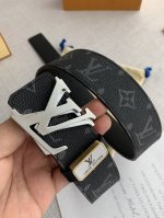 品名： Lv..路易..威登腰带皮带原单 型号：挂扣，经典纯钢材质双色挂扣，图片实物拍摄 材料：头层牛皮，挂扣系列，纯钢材质扣头，钯镀电镀工艺永不掉色。经典黑老