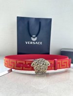 带宽3.8Cm Versace 范思哲 此款缎带腰带风格十分休闲，饰有标志性希腊回纹图案，可搭配休闲单品或高腰正装。 闭合式佩戴 希腊回纹图案 材质：100%聚