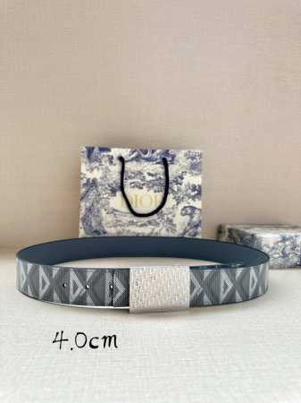 宽度4.0Cm Dior 这款 40 毫米双面腰带结合典雅气质与摩登风范。双面设计，一面采用灰色cd Diamond 图案帆布 ，另一面采用同色调光滑牛皮革。C - 点击图像关闭