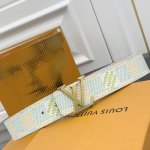 驴牌男士新款腰帶 寬度4Cm 訂製帆布面料飾有全新的圖案效果 颜色纯正 衬托進口小牛皮配色底 搭配精緻的字母搭扣 手感极佳 搭配專櫃最新原版禮品盒