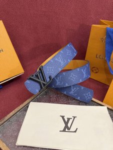 Lv Dimension Monogram Heritage 40毫米可翻转皮带证明，最难以忘怀的奢华时刻往往显得朴素。涂层的帆布表带展示出标志性的图案设计，与