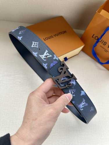 特 Lv新款出货，原版品质，带身4.0Cm宽。采用特色印花图案面料，荔枝纹头层牛皮底制作。搭配精品Lv钢挂扣。商务休闲精品搭配新款。