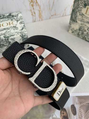 品名：迪奥. Dior.原单 型号：挂扣，原版经典挂扣，实物拍摄，双面头层牛皮 材料：百分百头层牛皮，保证真皮。双面可用专柜同等质量，原版经典双面荔枝纹，黑深蓝