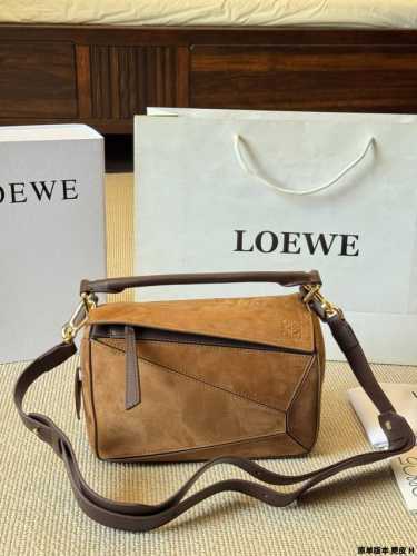 原单版本 麂皮 Loewe 新秀款展示 罗意威 几何包 爱惨了这精致高级范儿！ 汤唯 杨幂孙千李一桐 雎晓雯.同款 最新秀款Paseo几何包 包包界的一股清流~