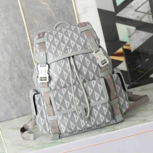 中号Dior Hit The Road 双肩迪奥灰 Cd Diamond图案帆布和 P30,000 编号:1Htba184Cdp_H42E 尺寸:39X40X1