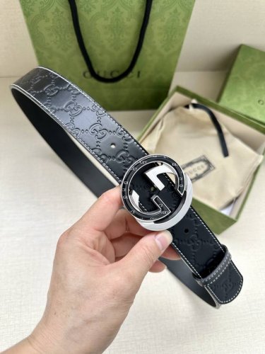 宽度4.0 Gucci 历史细节和现代元素是gucci最新系列的特点。历史的花押字硬件致敬品牌的创始人guccio Gucci。这款腰带采用黑色皮革精制而成，饰