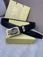 品名：巴宝莉c原单 材质：原单牛皮腰带 百分百头层牛皮腰带保证真皮，24K纯钢扣，专柜原单品质、做工精细，时尚大牌，送人自用首选 包装： 请认准如图专柜包装赠送