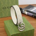 特 Gucccci 两面用腰带！尺寸:4.0Cm，带身正面采用米色和乌木色Gg Supreme帆布打造，反面以米色皮革 ，搭配Gg互扣式铜金属旋转扣头意大利时尚