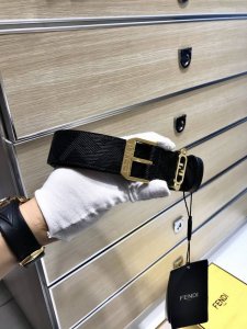 特 配送专柜包装 打孔针 新款 Fd 宽35Mm 老花斜纹F标志造型皮带，支持Nfc 字母针扣搭配标志性F戒子，进口小牛皮制成，镀金表面金属制品，原版细节走线，