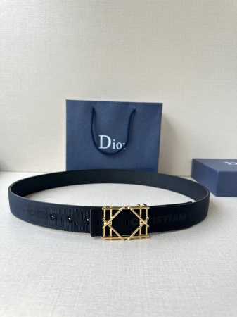 Dior 宽度3.5Cm 这款不锈钢金属腰带扣、是季节男装系列新品，展现 Dior 经典的藤格纹图案。可与各式35毫米腰带搭配，彰显经典风格。 - 点击图像关闭
